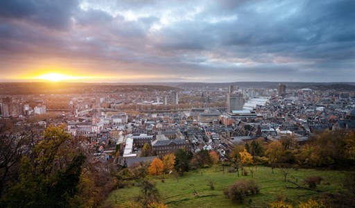 Point de Vue sur Li&#232;ge depuis les coteaux de la citadelle de Li&#232;ge lors d&#39;un coucher de soleil