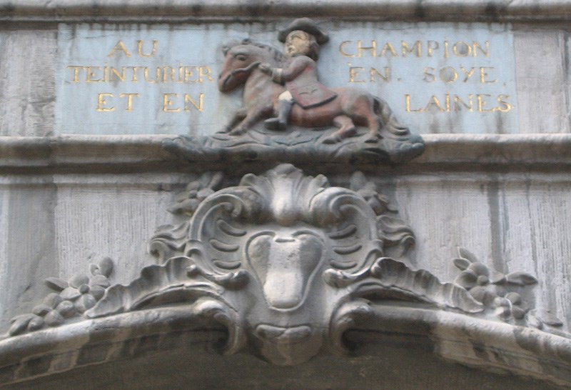 Photo de Les enseignes en pierre sculptée