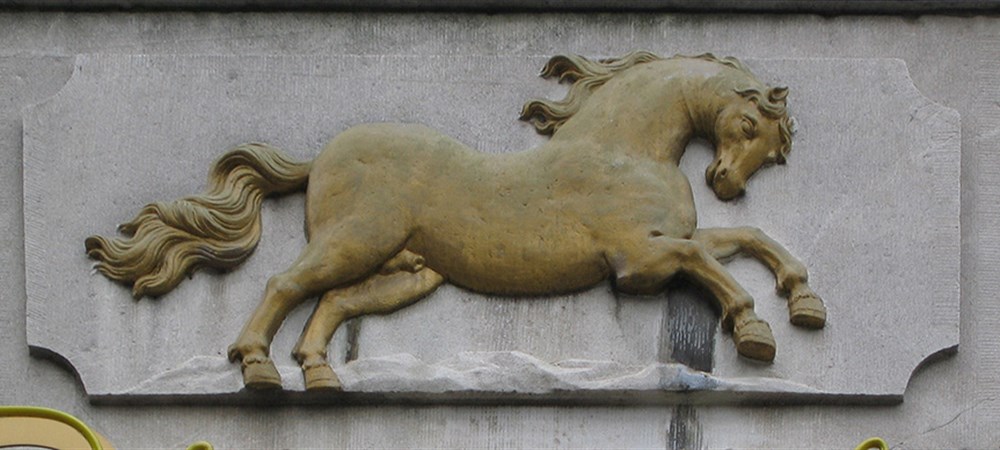 Photo de Les enseignes en pierre sculptée