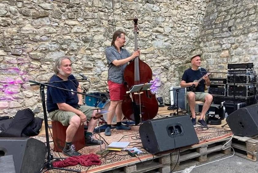 Photo de 3 gars dans l'jardin - Place aux artistes